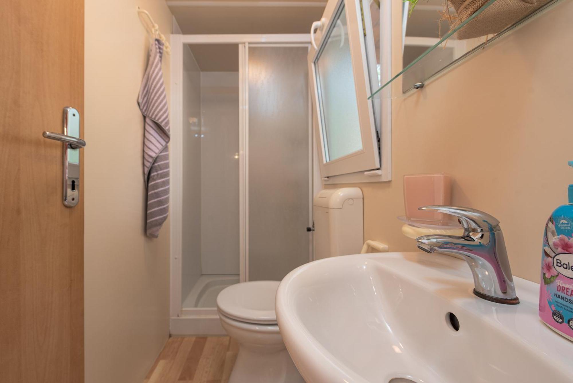 Camp Mrkva Mobile Homes With Pool Sukošan Cameră foto