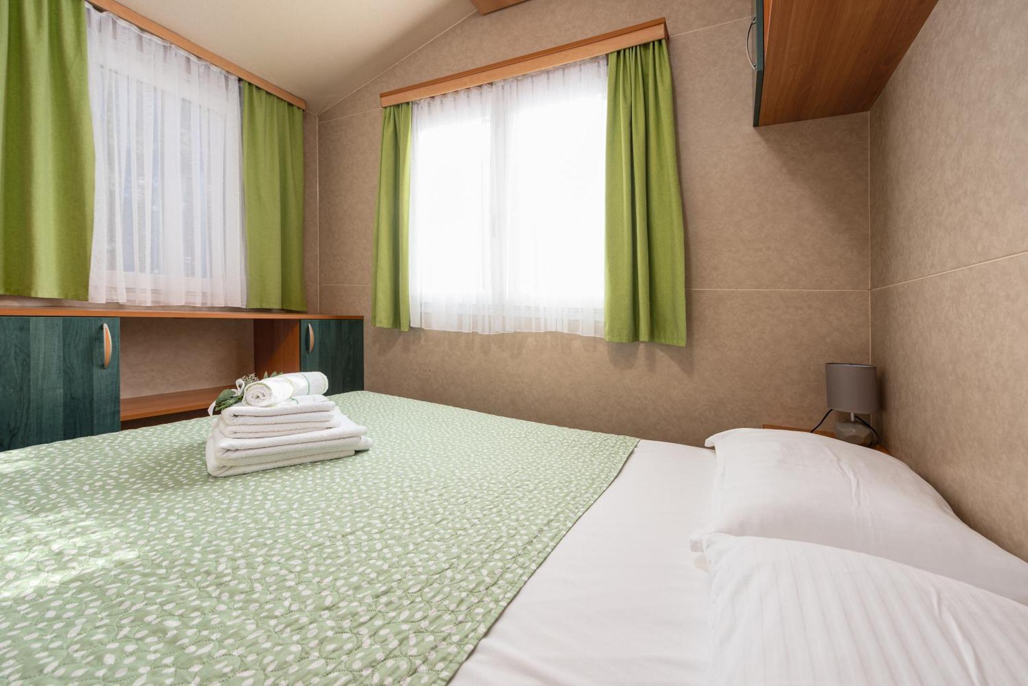 Camp Mrkva Mobile Homes With Pool Sukošan Cameră foto